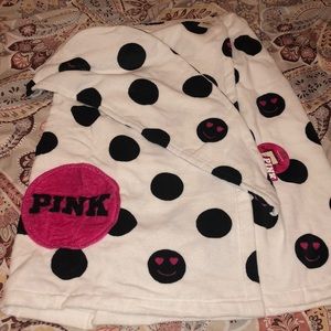 💸💸SOLD💸💸 NWT Victoria’s Secret Pink emoji towel set